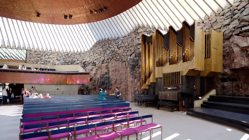 Igreja Temppeliaukio mostrando vistas internas e uma igreja ou catedral