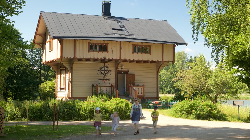 Museu ao Ar Livre de Seurasaari assim como uma família