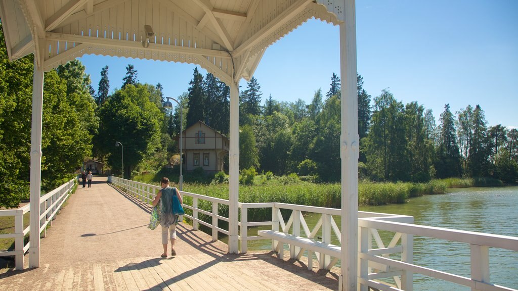 Museo al aire libre Seurasaari mostrando un lago o abrevadero y un puente