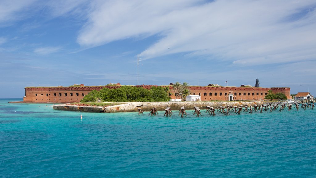 Taman Nasional Dry Tortugas menampilkan arsitektur kuno dan pemandangan umum pantai