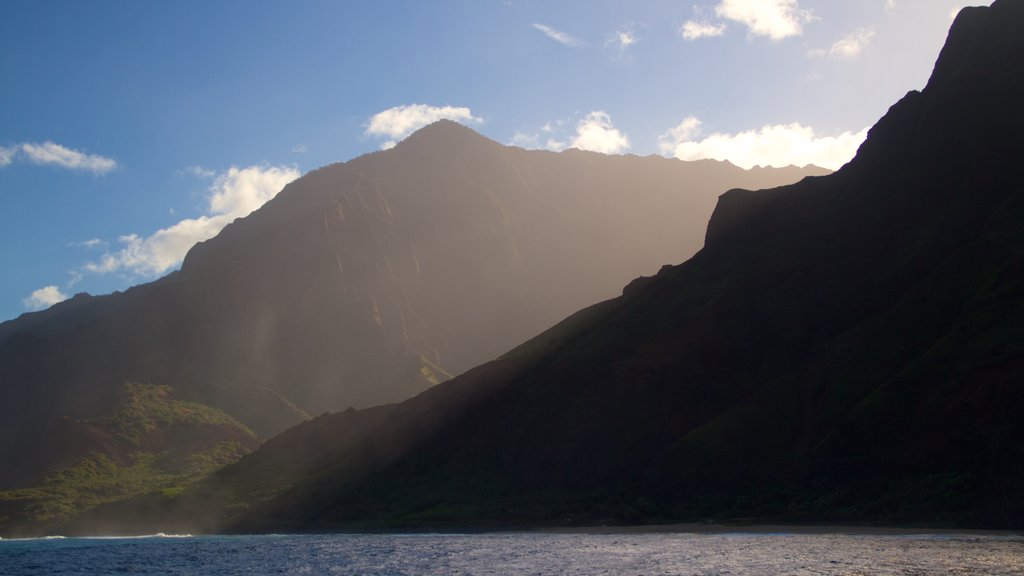 Isla de Kauai que incluye imágenes de una isla, un barranco o cañón y vistas generales de la costa