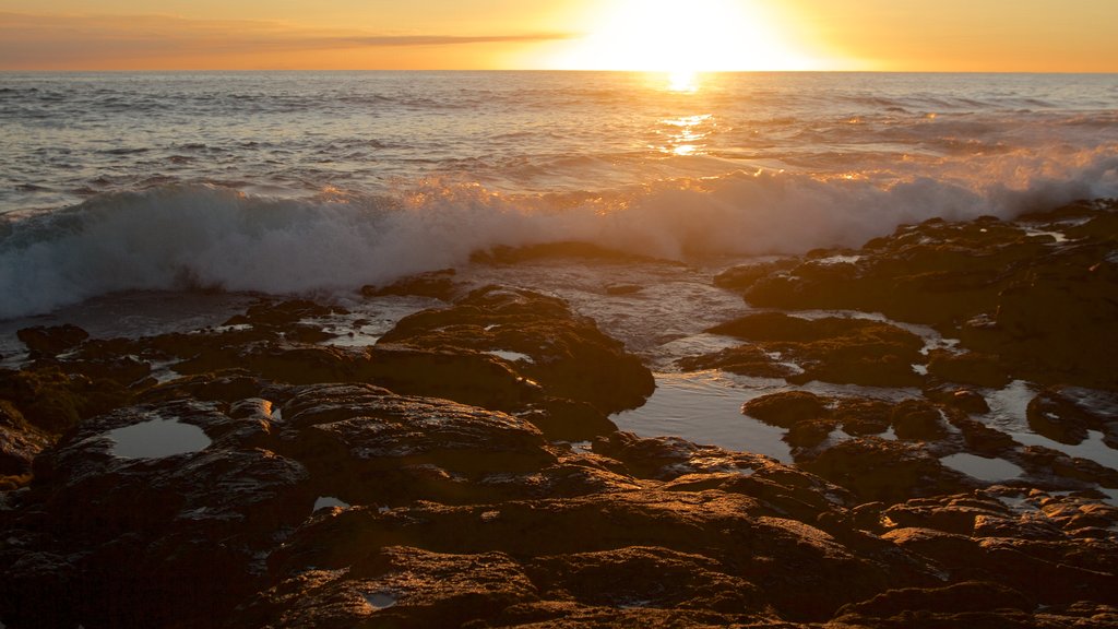 Kailua-Kona ofreciendo vistas generales de la costa, una playa de guijarros y una puesta de sol