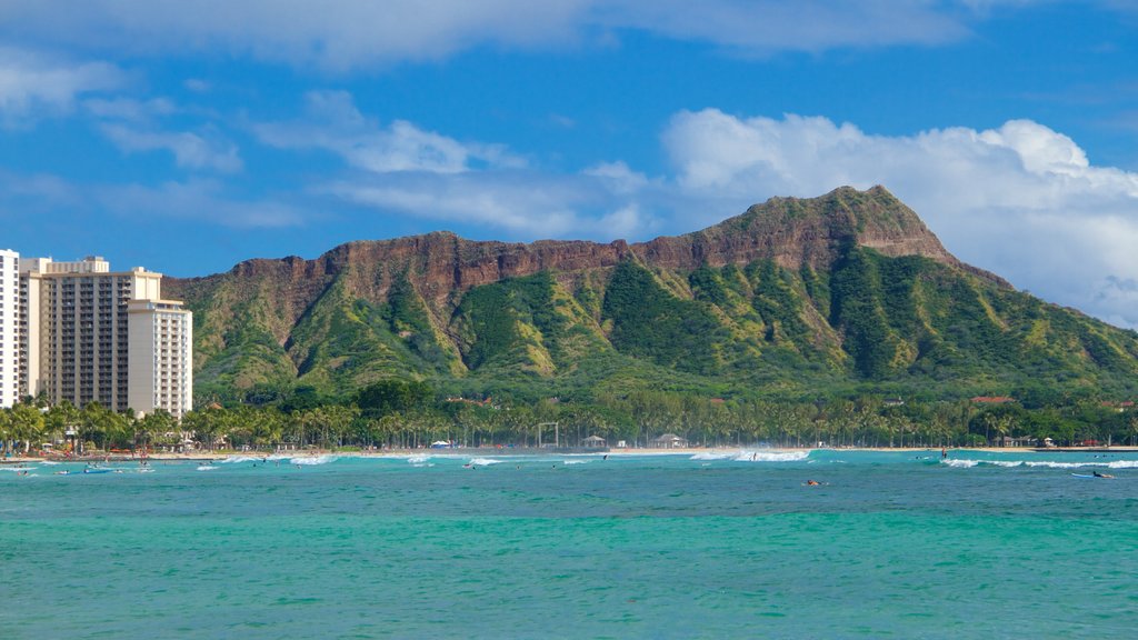 Diamond Head ofreciendo vistas generales de la costa y montañas