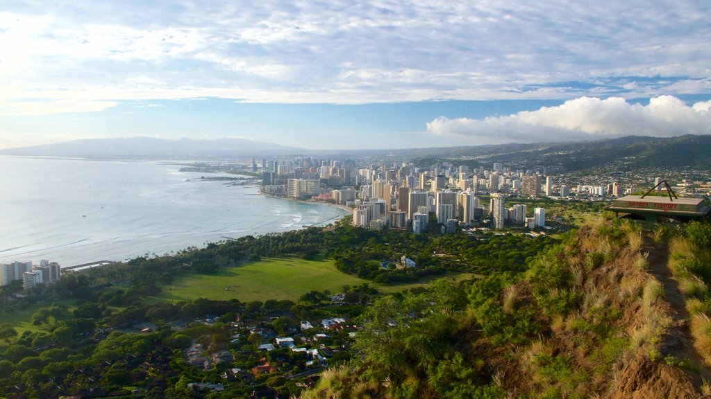 Diamond Head mostrando vista panorámica, una ciudad y vista general a la costa