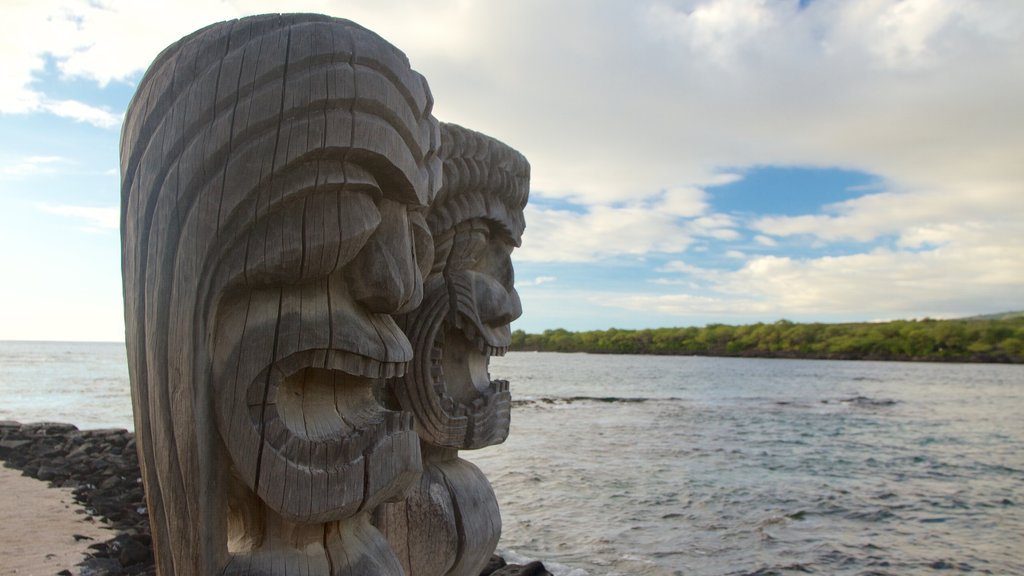 Pu\'uhonua o Honaunau National Historical Park ofreciendo elementos patrimoniales y vista general a la costa