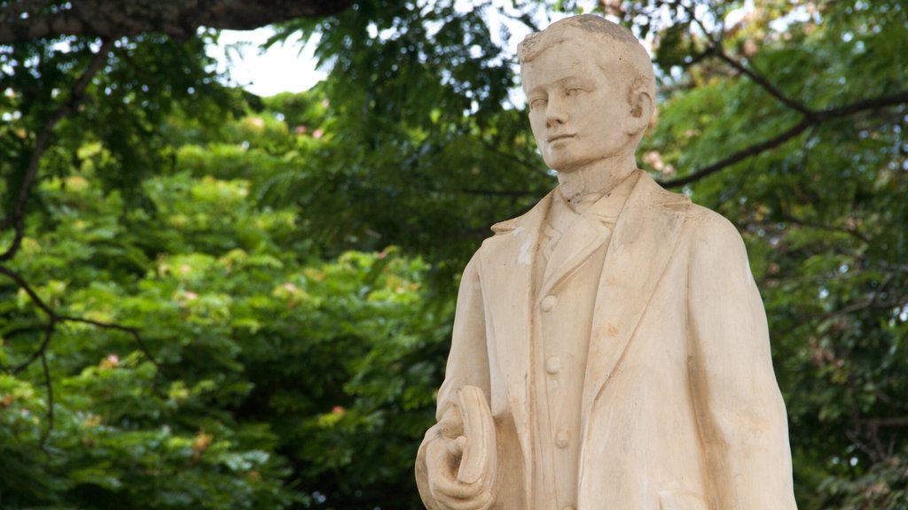 Lihue caracterizando cenas de floresta e uma estátua ou escultura