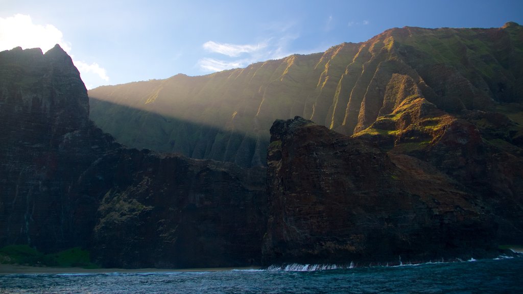 NaPali Coast State Park que inclui um desfiladeiro ou canyon e paisagens litorâneas