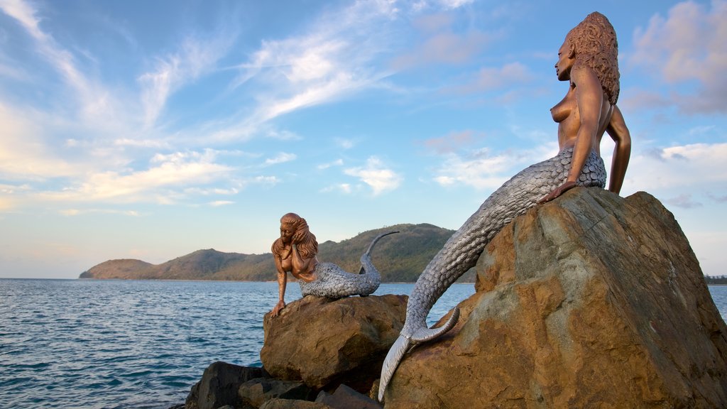 Isla Daydream que incluye una estatua o escultura y vistas generales de la costa