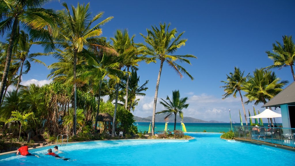 Playa Catseye mostrando piscina, un hotel de lujo o resort y natación