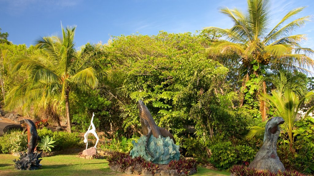 Hamilton Island Marina mostrando una estatua o escultura y jardín