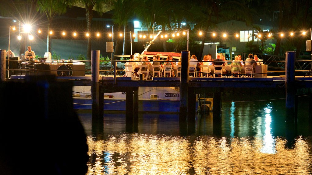 Hamilton Island Marina ofreciendo comidas al aire libre, restaurantes y escenas de noche