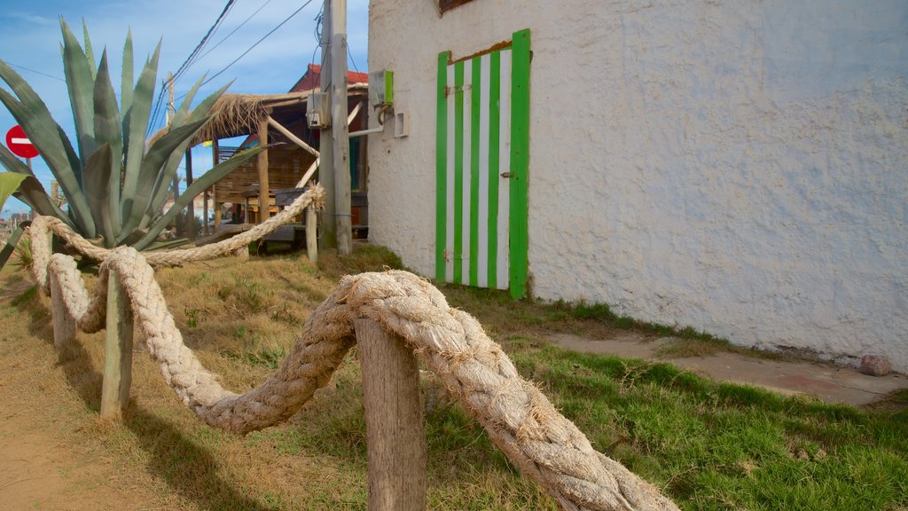 Punta del Diablo que incluye una pequeña ciudad o aldea y una ciudad costera