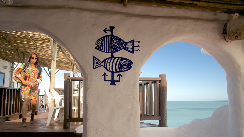 Punta Ballena ofreciendo vistas interiores y también una mujer