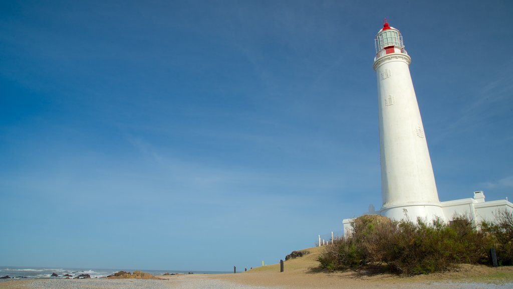 Faro de Cabo Santa María ofreciendo un faro y vista general a la costa