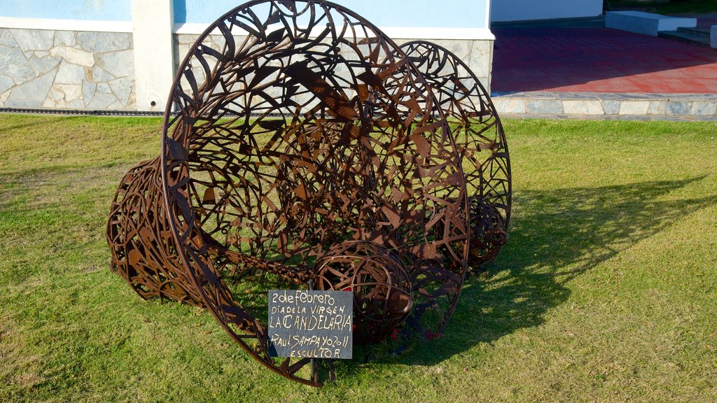 Candelaria Church featuring outdoor art and signage