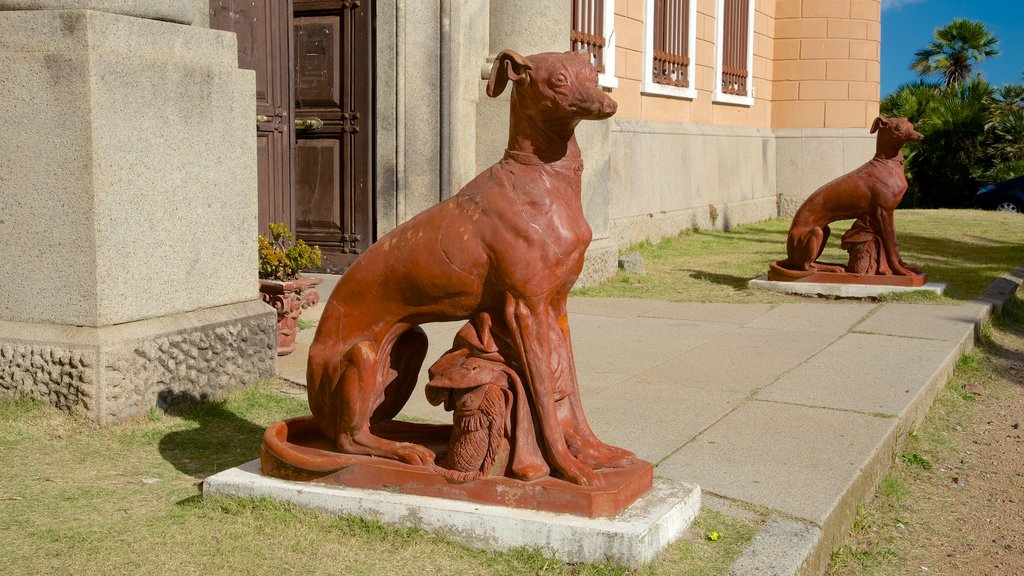 Piriápolis ofreciendo un castillo y una estatua o escultura