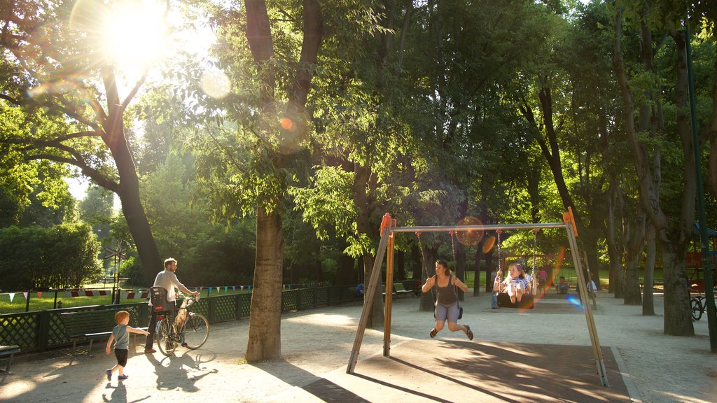 Parque Sempione ofreciendo un jardín y un parque infantil y también una familia