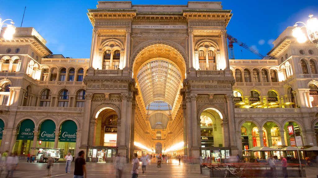 Galleria Vittorio Emanuele II que incluye escenas de noche, arquitectura patrimonial y vida nocturna