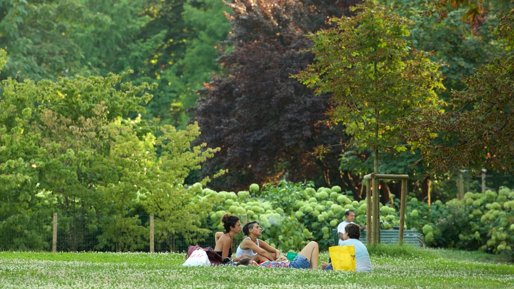 Parco Sempione caracterizando um jardim assim como um pequeno grupo de pessoas