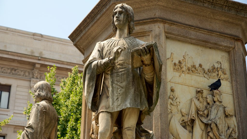 Piazza della Scala ofreciendo una plaza, arquitectura patrimonial y una estatua o escultura