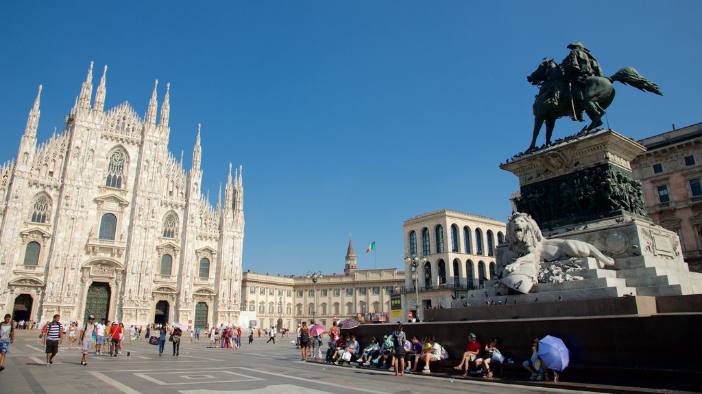 Piazza del Duomo mostrando escenas urbanas, un monumento y una estatua o escultura