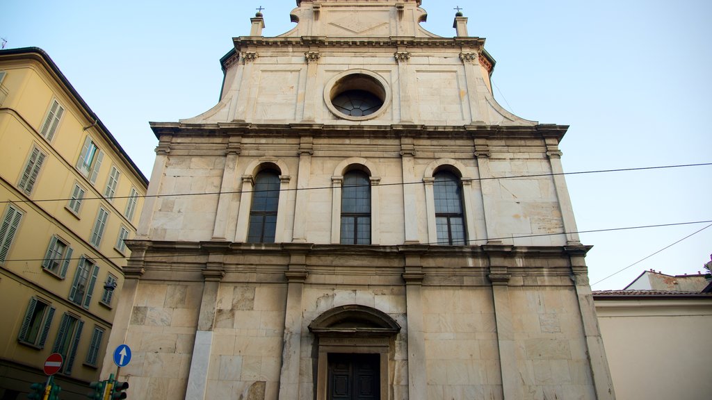 Milano som viser historisk arkitektur og kirke eller katedral