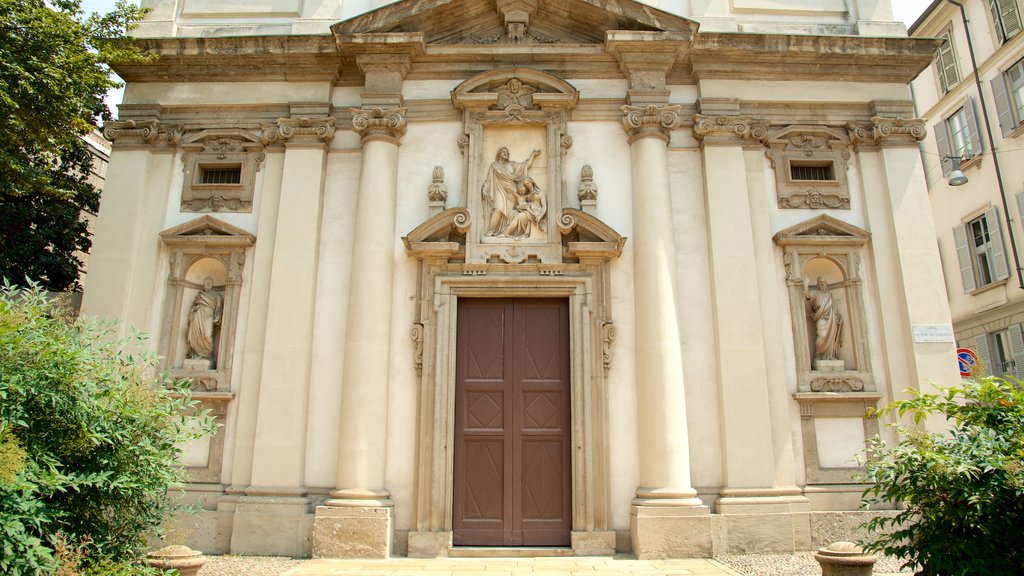 Milán que incluye arquitectura patrimonial y una iglesia o catedral