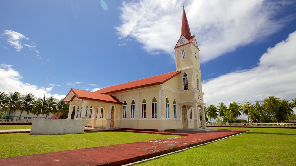 Uturoa som viser historiske bygningsværker og en kirke eller en katedral