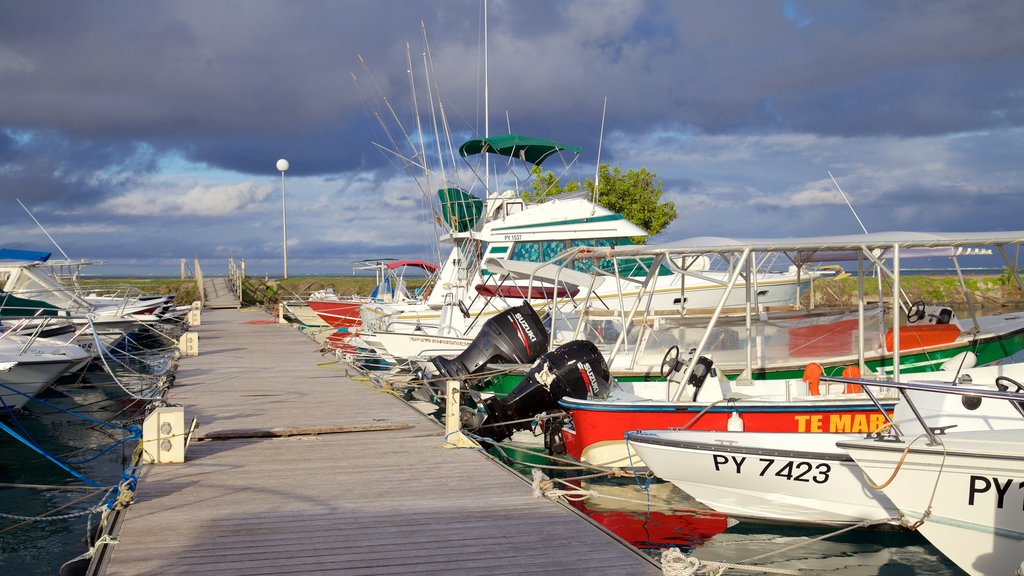 Raiatea Marina som viser bådsejlads og en bugt eller havn