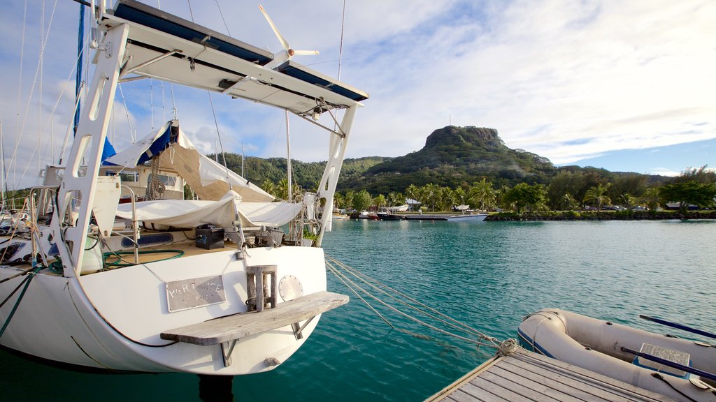 Marina de Raiatea que inclui vela e paisagens litorâneas