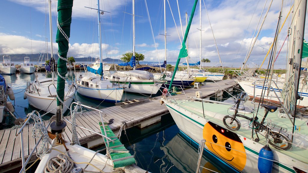 Marina de Raiatea caracterizando uma baía ou porto e vela