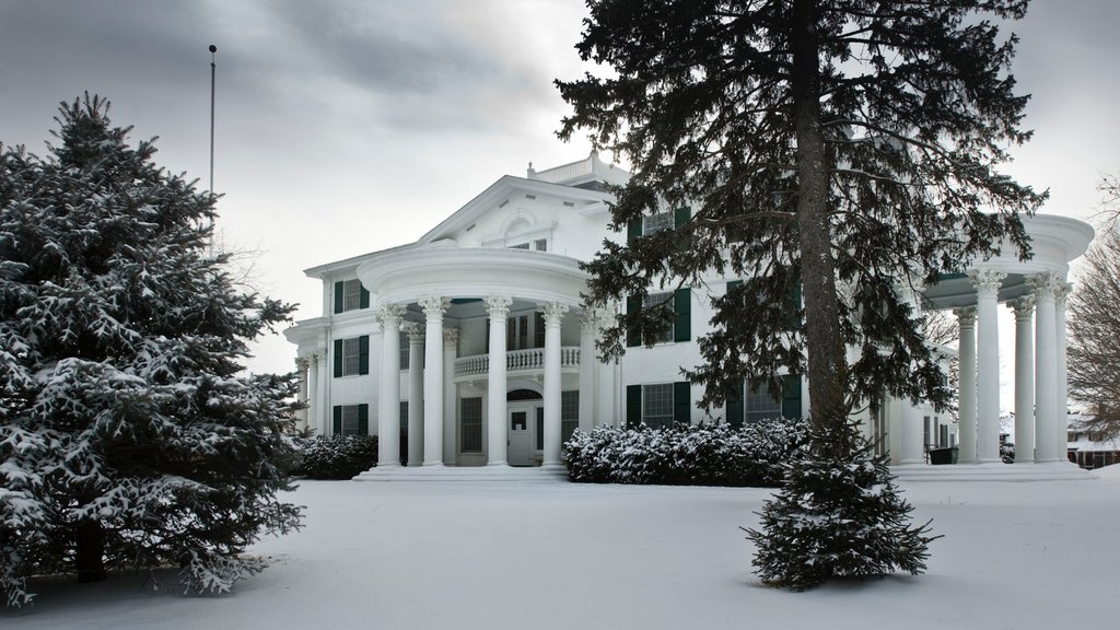 Arbor Lodge State Historical Park toont een overheidsgebouw, historische architectuur en sneeuw