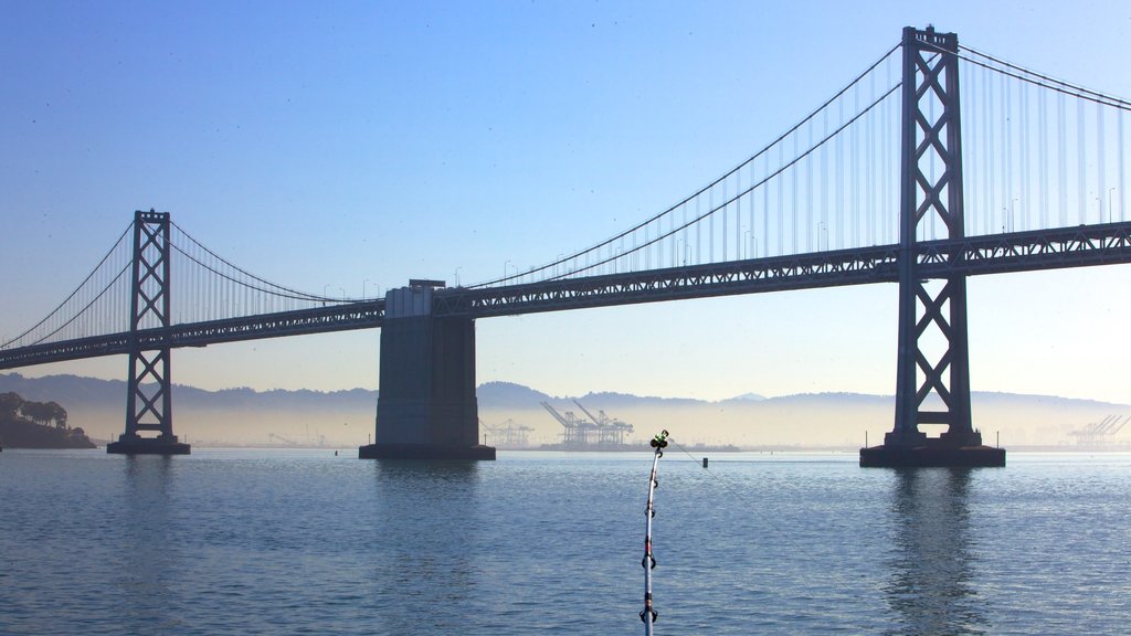 Bay Bridge caracterizando um rio ou córrego, uma ponte e arquitetura moderna