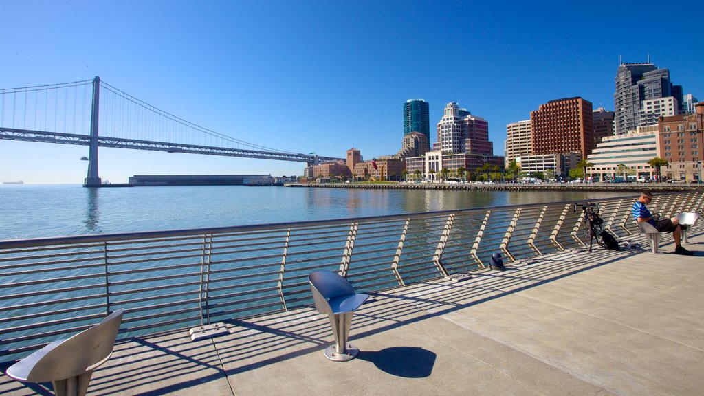 Bay Bridge que inclui uma ponte, um rio ou córrego e uma cidade