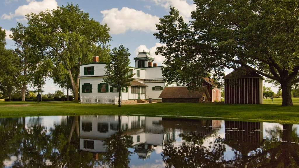 Buffalo Bill\'s Ranch mostrando arquitectura patrimonial y un estanque