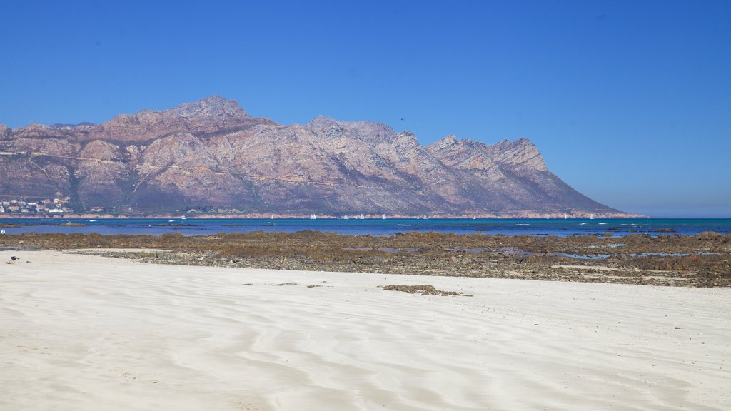 Strand que inclui montanhas, paisagem e paisagens litorâneas