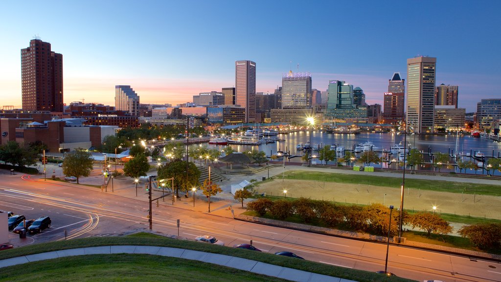 Baltimore que incluye una puesta de sol, escenas nocturnas y un edificio de gran altura