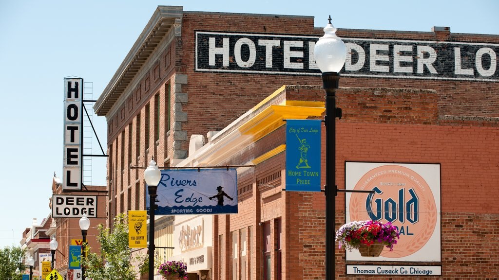 Deer Lodge ofreciendo señalización y patrimonio de arquitectura