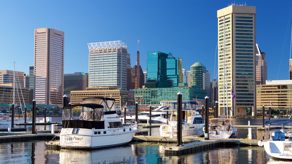 Baltimore Inner Harbor Marina caracterizando uma baía ou porto e um arranha-céu