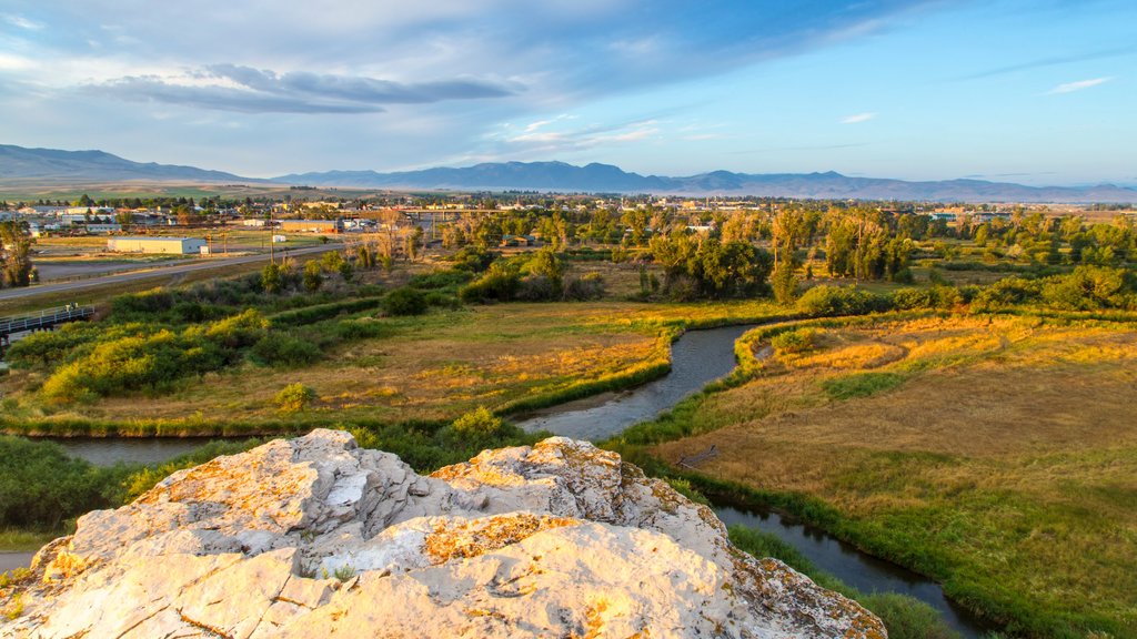 Dillon montrant une rivière ou un ruisseau, terres humides et une petite ville ou un village