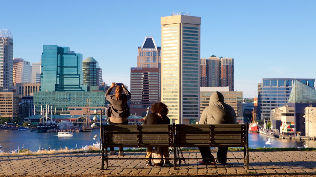 Parque Federal Hill mostrando una marina, una ciudad y horizonte