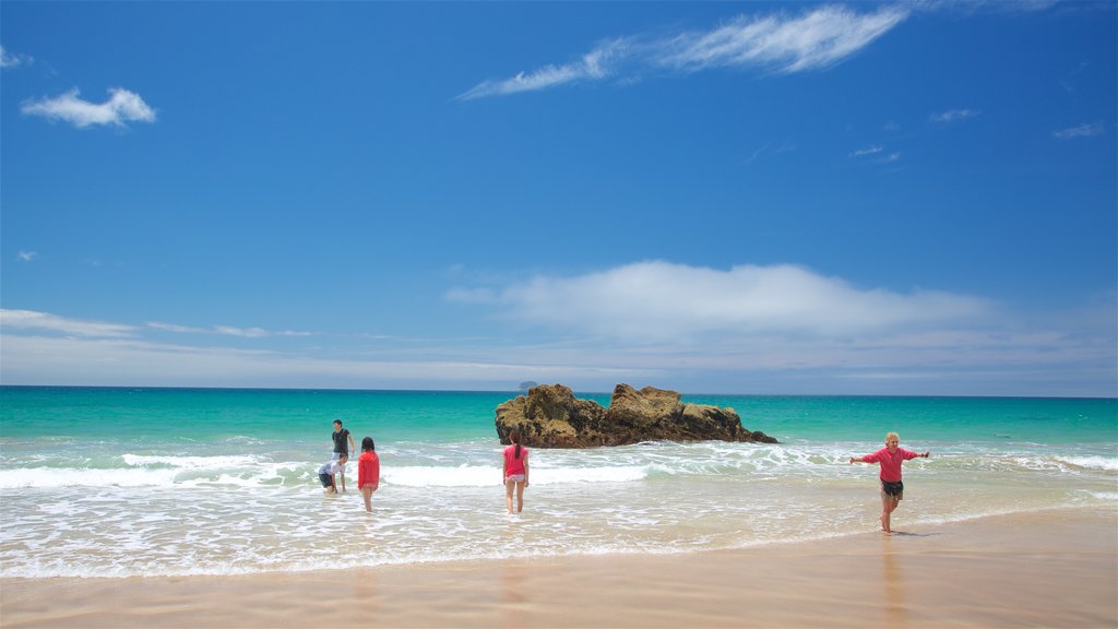 Hot Water Beach mostrando uma baía ou porto e uma praia de areia