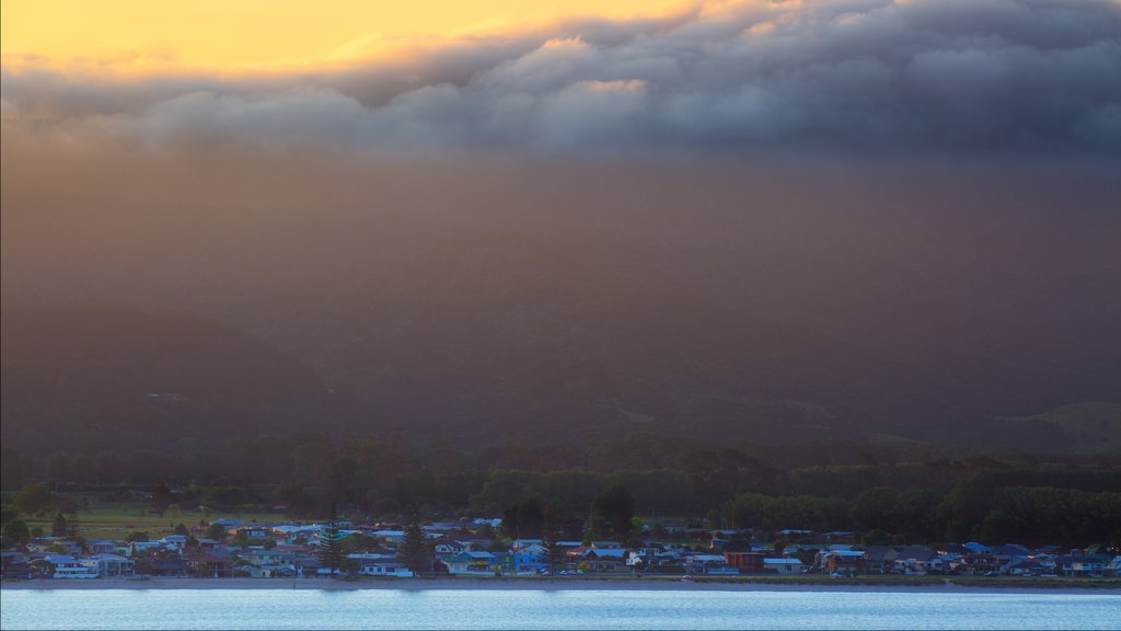 Whitianga que incluye una puesta de sol, una bahía o puerto y neblina o niebla