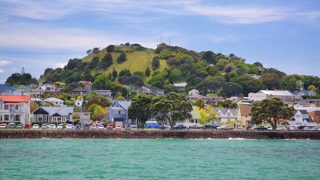 Mount Victoria mostrando uma baía ou porto e uma cidade litorânea