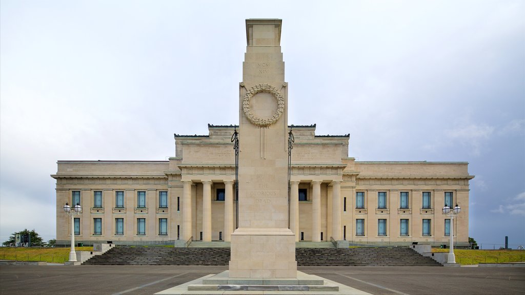 Auckland War Memorial Museum featuring a monument, a square or plaza and an administrative buidling