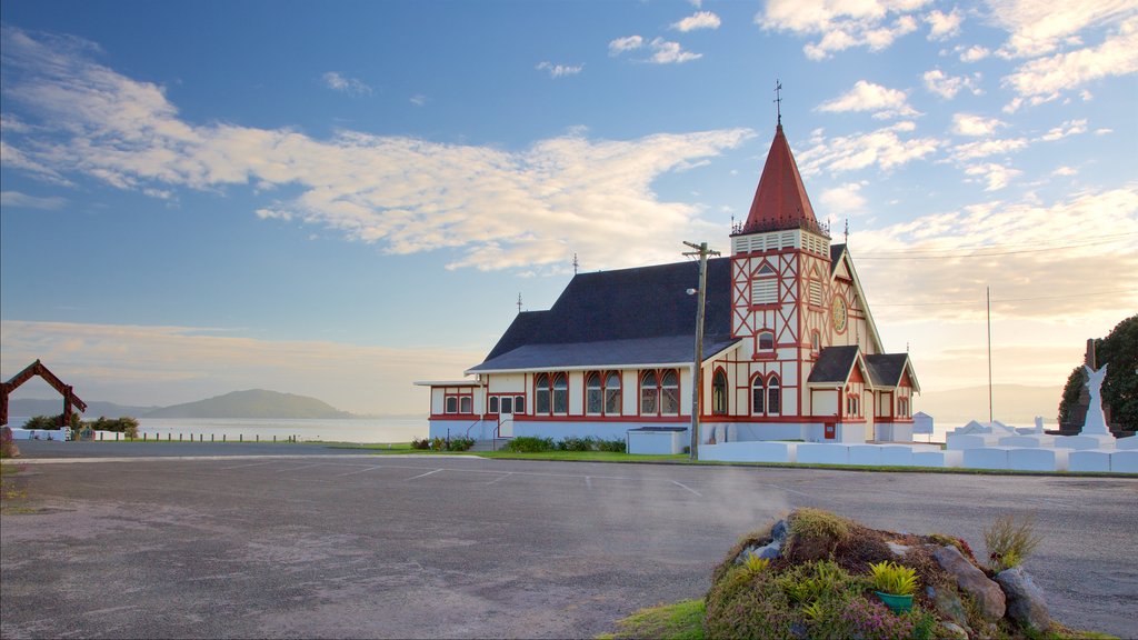 Ohinemutu que inclui um pôr do sol e uma igreja ou catedral