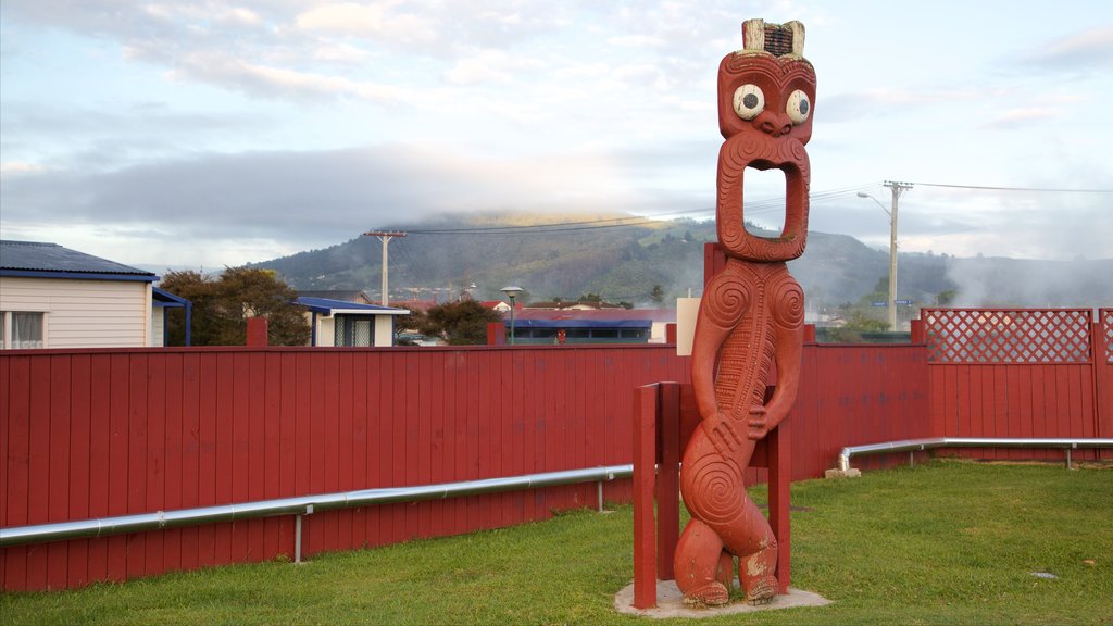 Ohinemutu que incluye cultura indígena y arte al aire libre