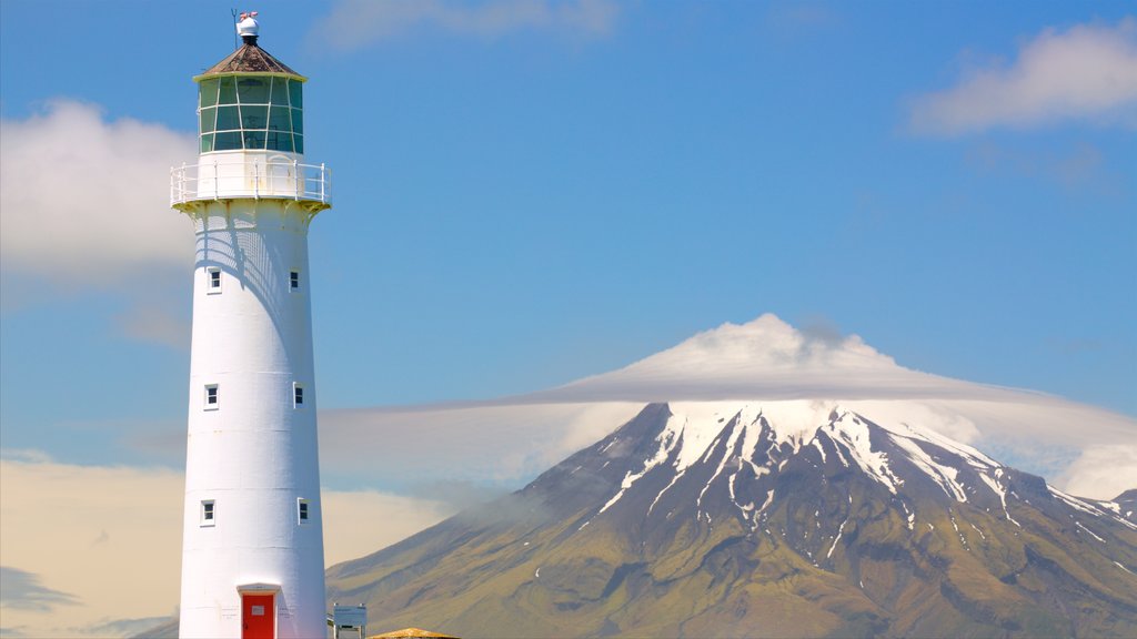 Cape Egmont Lighthouse mostrando montañas y un faro