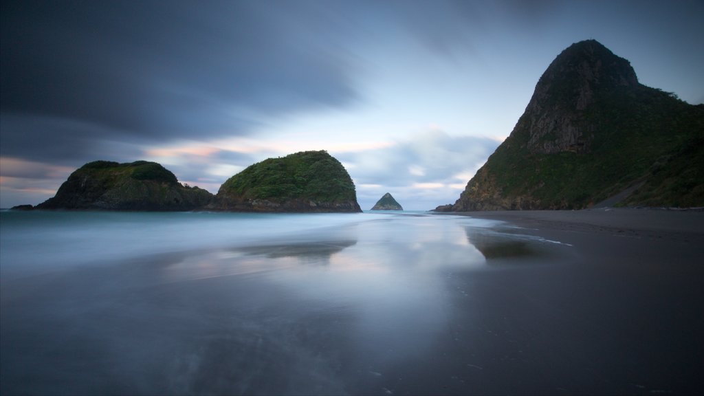 Sugar Loaf Marine Reserve montrant baie ou port, coucher de soleil et vues d\'île