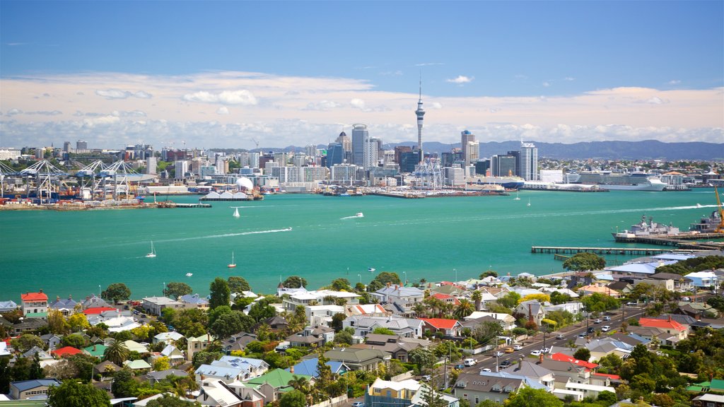 Devonport mostrando um rio ou córrego, uma cidade e linha do horizonte